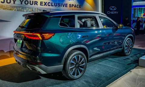 SUV PHEV công suất 275 mã lực, giá hơn 1 tỷ đồng, so kè cùng Toyota Fortuner