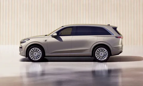 SUV hạng sang dài hơn 5,1 mét, công suất 590 mã lực, giá gần 1 tỷ đồng