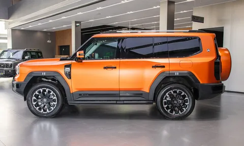 SUV dài gần 5,2 mét, công suất 756 mã lực, trang bị tối tân, giá gần 1,3 tỷ đồng