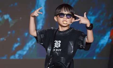 Rapper 8 tuổi 'Em bé chất' làm vedette, khuấy động sàn diễn thời trang nhí