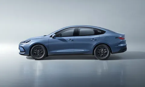 Xe sedan hạng C động cơ PHEV, tiêu thụ 3,08 lít xăng/100 km, giá gần 300 triệu đồng