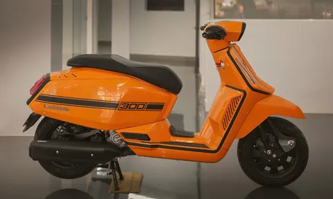 Xe ga 300 phân khối, phanh ABS 2 kênh, giá 140 triệu đồng, so kè cùng Honda SH 350i