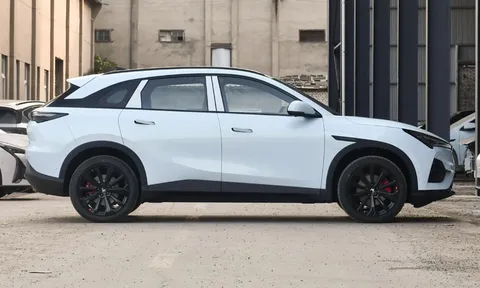 SUV hạng C động cơ PHEV, công suất 268 mã lực, giá gần 460 triệu đồng