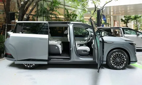 MPV siêu sang, công suất 320 mã lực, giá gần 2,3 tỷ đồng, so kè cùng Toyota Alphard