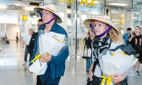 Thành viên Secret Garden thích thú khi được tặng nón lá vẽ tay thủ công ở sân bay Việt Nam