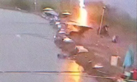 Đang thong thả câu cá, cần thủ bất ngờ bị sét đánh ngã ngửa và cái kết khó tin