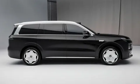 SUV hạng sang dài hơn 5,2 mét, công suất 724 mã lực, giá cực hấp dẫn