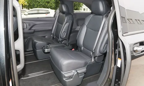 Toyota giới thiệu xe MPV mới, giá hơn 1,1 tỷ đồng, so kè với Kia Carnival