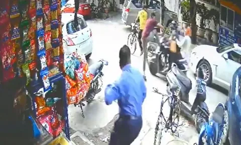 Cảnh sát tung cú đá ‘chớp nhoáng’, hạ gục hai tên cướp đang phóng xe bỏ trốn