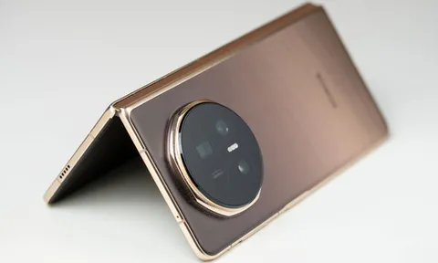 Siêu phẩm smartphone màn hình gập giá gần 45 triệu đồng, cạnh tranh Samsung Galaxy Z Fold7