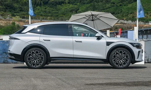 SUV hạng D công suất 784 mã lực, trang bị tối tân, giá hấp dẫn