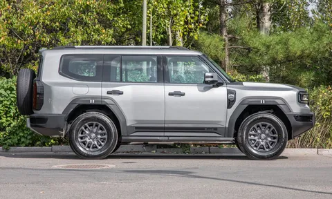 SUV địa hình công suất 748 mã lực, có thể vượt sông, chịu sét đánh, giá hơn 1,2 tỷ đồng