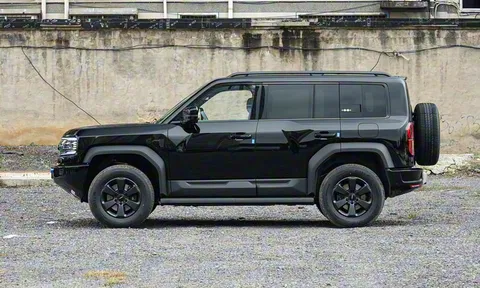 SUV địa hình công suất 677 mã lực, thiết kế hầm hố, giá gần 1 tỷ đồng