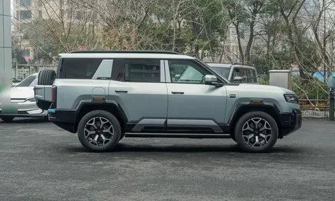 Xe gầm cao dài gần 5,2 mét, công suất 738 mã lực, giá hơn 1,4 tỷ đồng