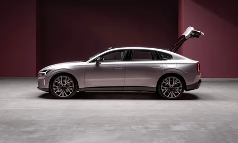 Xe sedan hạng sang dài 5 mét, công suất 333 mã lực, giá hơn 2,4 tỷ đồng