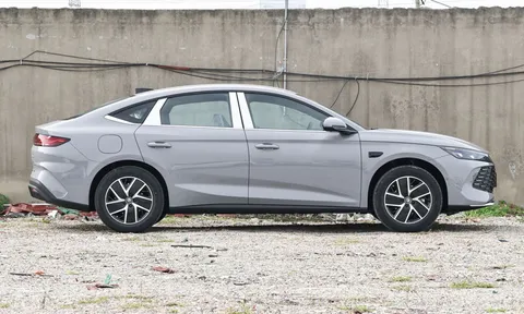 Xe sedan tiêu thụ 2,79 lít xăng/100 km, giá gần 350 triệu đồng, so kè với Toyota Camry