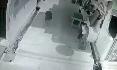 Bé trai bị khỉ hoang tấn công và màn giải cứu nghẹt thở