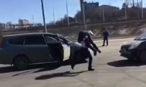 Chọc nhầm nữ cao thủ, nam tài xế ô tô bị vác lên vai như bao gạo và ném thẳng vào cốp