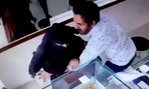 Giả cầm súng đi cướp tiệm vàng, 'nữ tặc' bị chủ tiệm tóm gọn trong vài giây