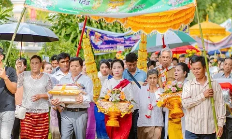 Vĩnh Long: Rực rỡ sắc vàng trong lễ dâng y Kathina