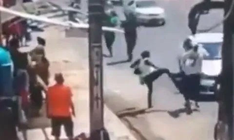 Hai cô gái phối hợp 'xuất thần', hạ gục tên cướp giữa phố