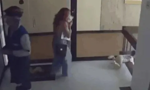 Mẹ phản ứng cực nhanh, đổ người cứu con trai rơi khỏi tầng 4