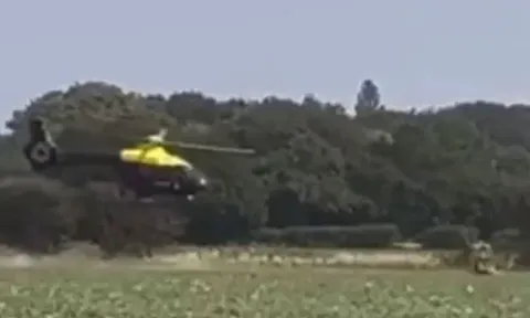Trực thăng bay sát mặt đất truy đuổi xe máy tốc độ cao trên cánh đồng đầy gay cấn 