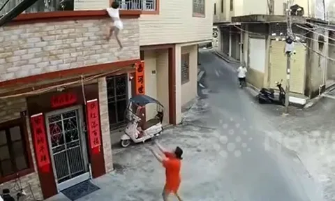 Tưởng thảm kịch, hóa phép màu: Bé trai rơi từ tầng 2 được người phụ nữ đỡ gọn
