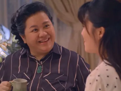 Đêm đầu tiên sau đám cưới, mẹ chồng bước ra từ trong tủ đồ đưa cho con dâu 1 thứ, tôi vừa bất ngờ vừa biết ơn