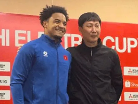 HLV Kim Sang Sik có Nguyễn Xuân Son 'làm bùa hộ mệnh'