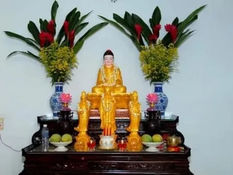 Vì sao nhà giàu thường đặt bình hoa bên trái ban thờ? Họ thực sự rất thông minh hay do thói quen