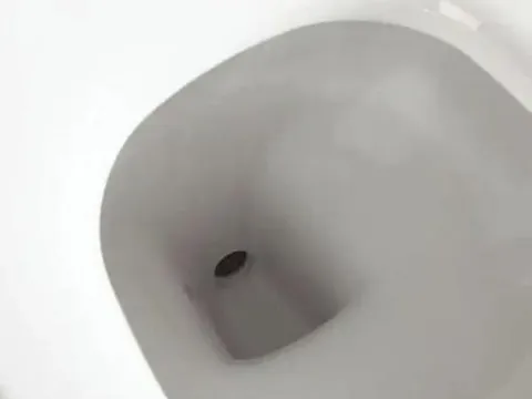 Có một 'công tắc ẩn' trong bồn cầu, khi bạn chọc vào, nước bẩn sẽ chảy thẳng xuống và ngay lập tức không bị tắc!