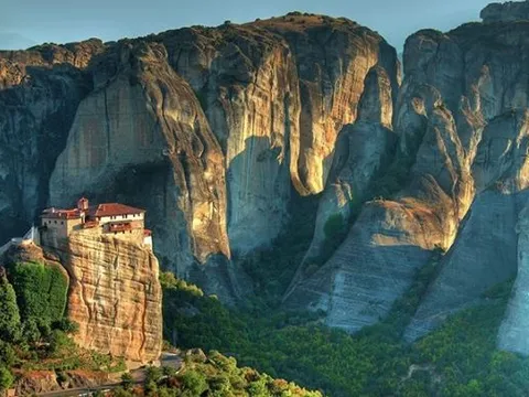 Bí ẩn vùng đất thần bí duy nhất trên thế giới cấm phụ nữ bén mảng, rùng mình hình phạt nếu vi phạm