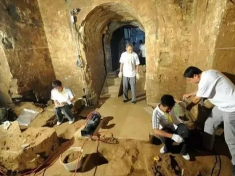 'Đứng tim' khi phát hiện bóng đen nấp sau cửa mộ cháu gái Võ Tắc Thiên, bí mật giấu kín ngàn năm bị phanh phui