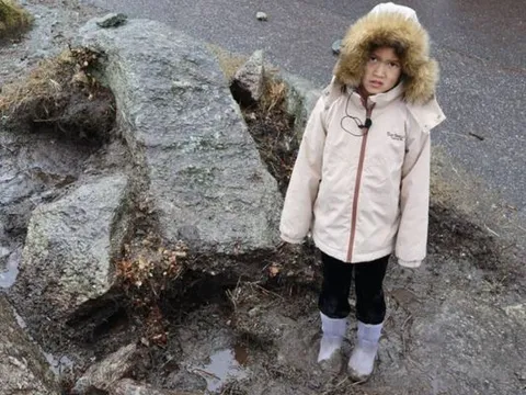 Cô bé 8 tuổi nhặt được hòn đá ở trường, nào ngờ là dao găm 3.700 tuổi do người thời kỳ đồ đá chế tạo