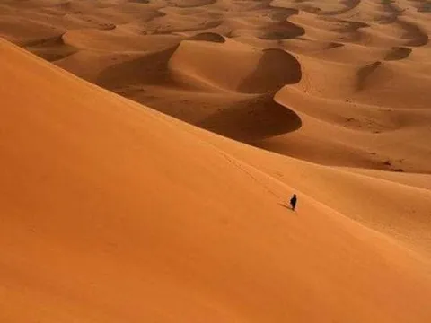 Có diện tích hơn 9 triệu km2, sa mạc lớn nhất thế giới có nguồn gốc từ đâu?