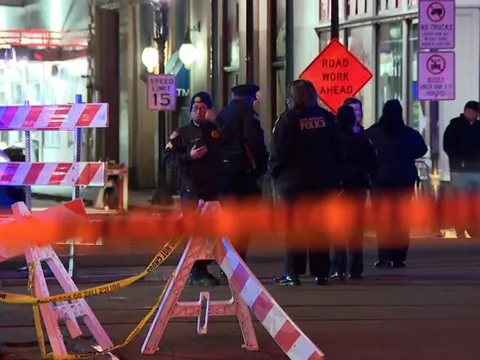 Mỹ: Tài xế gây thảm họa đêm giao thừa với xe tải và súng, hàng chục người thương vong