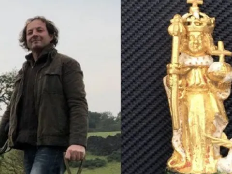 Người đàn ông dò kim loại trên cánh đồng vô tình phát hiện tượng vàng cổ quý hiếm giá trị hơn 60 tỷ