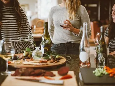 Đến nhà người khác chơi, dù thân thiết đến mấy cũng đừng mang theo 3 thứ này, nhất là số 2, kém duyên lắm!