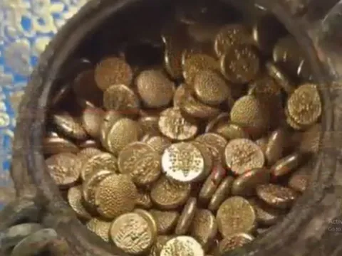 Nhóm công nhân đào được 500 vật thể hình tròn, ngỡ ngàng khi tất cả đều bằng vàng