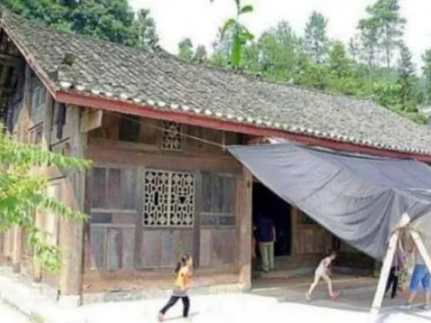 Bí ẩn ngôi nhà cổ 'lụp xụp' bất ngờ được giới thượng lưu tranh nhau mua, cọc 22 căn nhà đổi lấy 8 khúc gỗ cũng không đến lượt