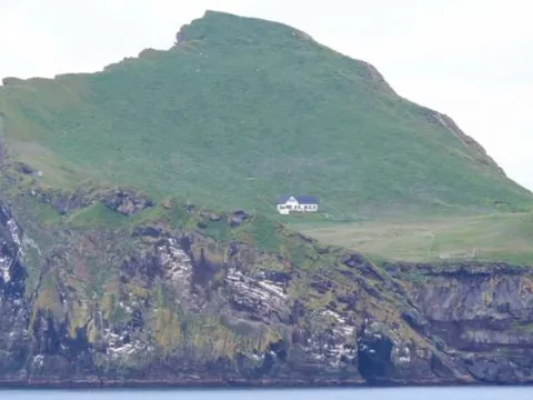 Hé lộ chủ nhân của ‘ngôi nhà xa xôi nhất thế giới’ ở giữa hòn đào, không có điện và nước dùng