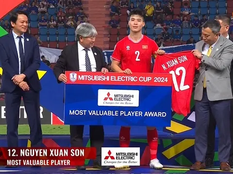 Quang Hải, Duy Mạnh giúp Xuân Son nhận 2 vinh dự cực lớn