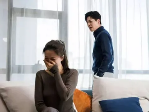 Vợ trẻ khinh bỉ đòi ly hôn chồng 'sa cơ thất thế' và cú sốc từ 12 túi tiền dưới gần giường