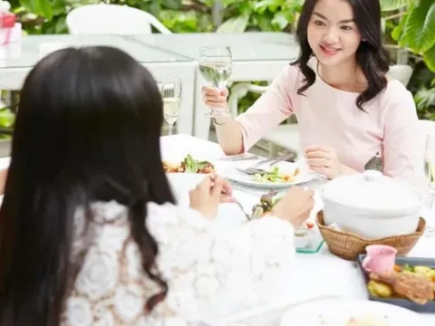 Tháng nào cũng thấy em dâu gửi cho 1 thùng mực tươi 10kg mua từ cửa biển lên, cả nhà đang ăn ngon thì giật mình đọc được tờ giấy trên nóc tủ lạnh…