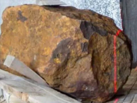 Người đàn ông đào được khối đá lớn sau nhà, nào ngờ là ‘trầm tích vũ trụ’ trị giá 115 tỷ đồng