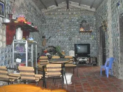 Thông tin về ngôi nhà duy nhất ở Việt Nam gắn 9.000 bát đĩa cổ có giá hàng tỷ đồng lên tường