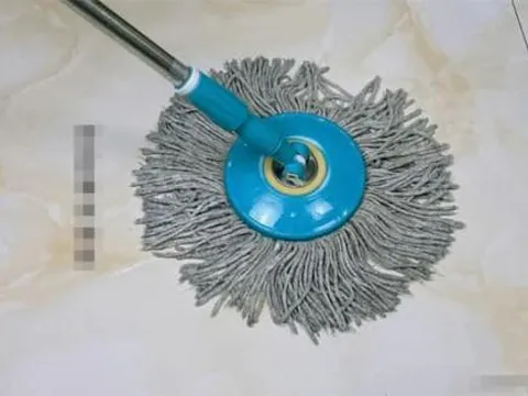 Cây lau nhà ố vàng, bốc mùi chỉ cần rắc thứ nước này, sạch bong, trắng sáng trong 'phút mốt'