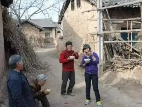 'Nghèo không ở nhà họ hàng, giàu không ở nhà hàng xóm', lời răn 'xưa như trái đất' nhưng vẫn còn nguyên giá trị