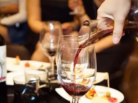 Vì sao rượu vang đỏ không rót đầy ly mà chỉ rót 1/3 ly? Nhiều người không biết nhưng vẫn giả vờ am hiểu